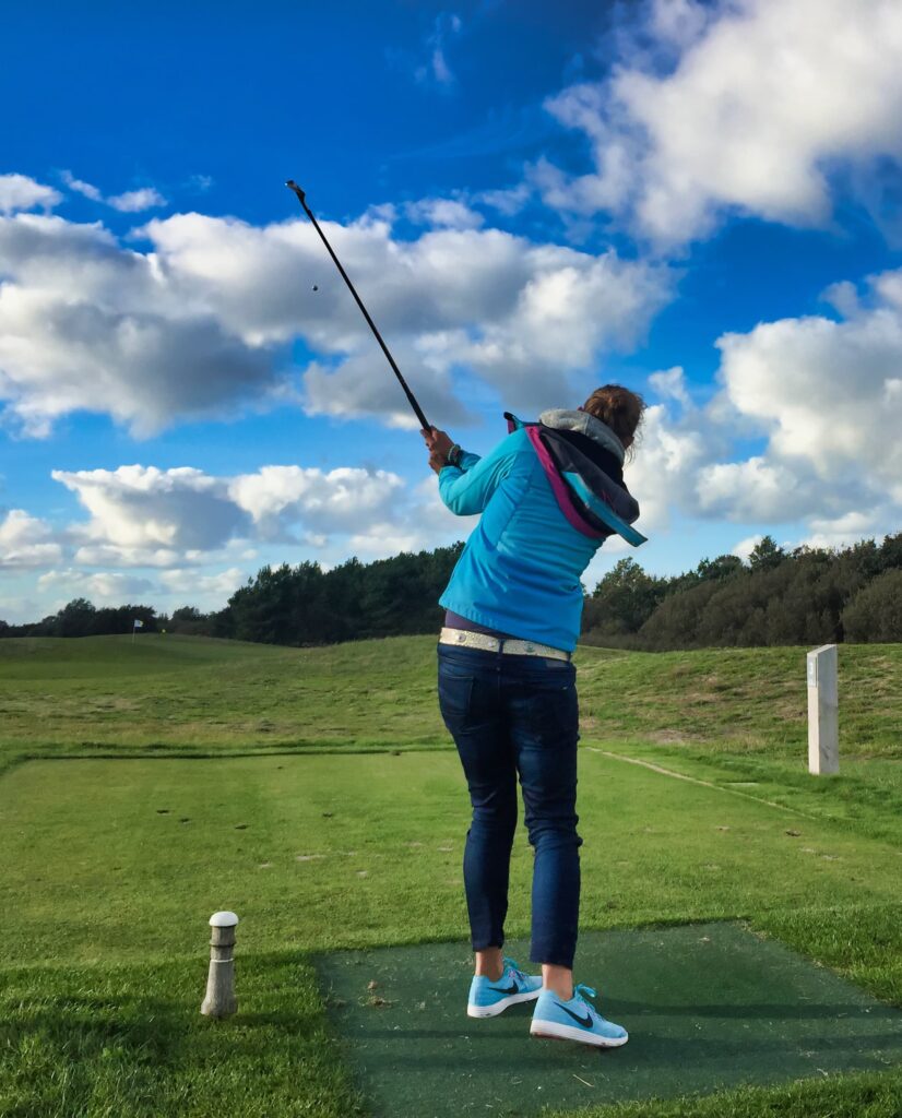 Astrid vd Heuvel playing golf at Texel